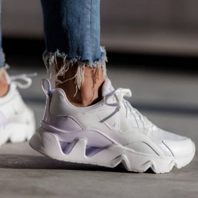 jenskie krossovki nike ryz 365 white foto